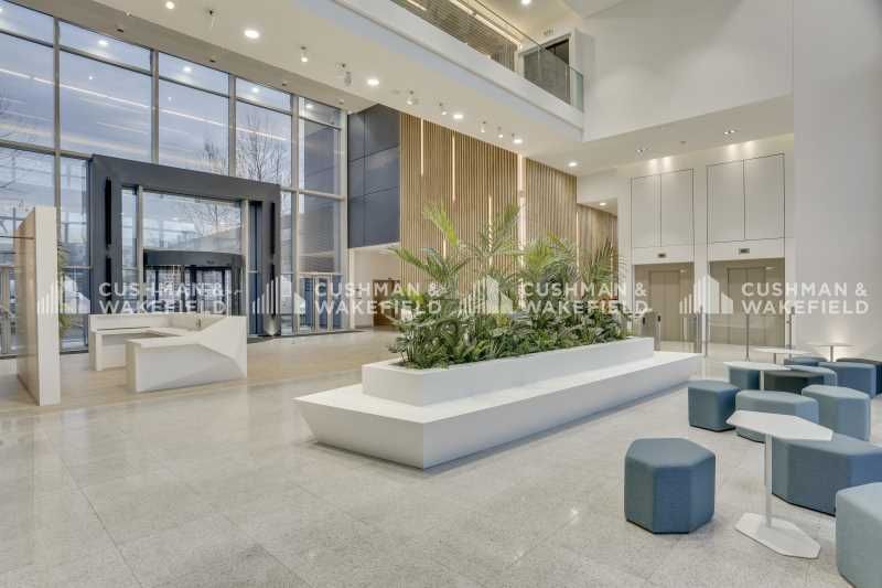 Dans un immeuble moderne face au parc Ampère, à p