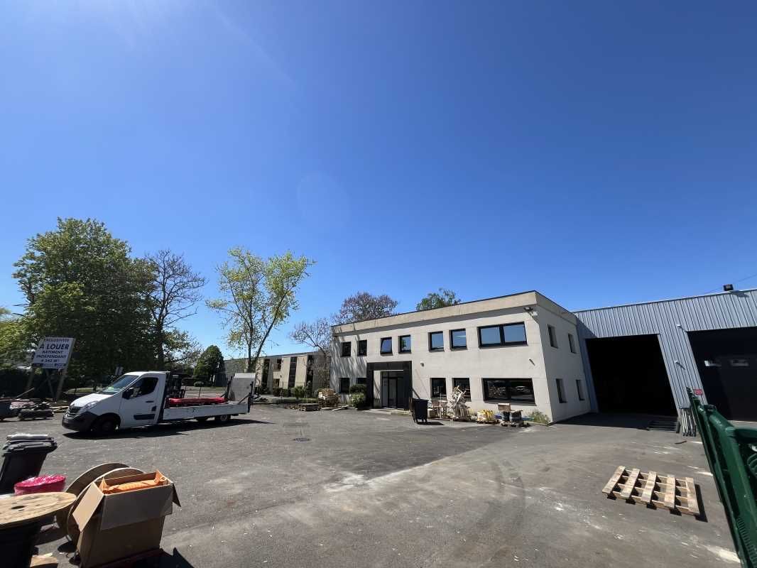 Situé à Lisses, en plein coeur d'une zone d'activ