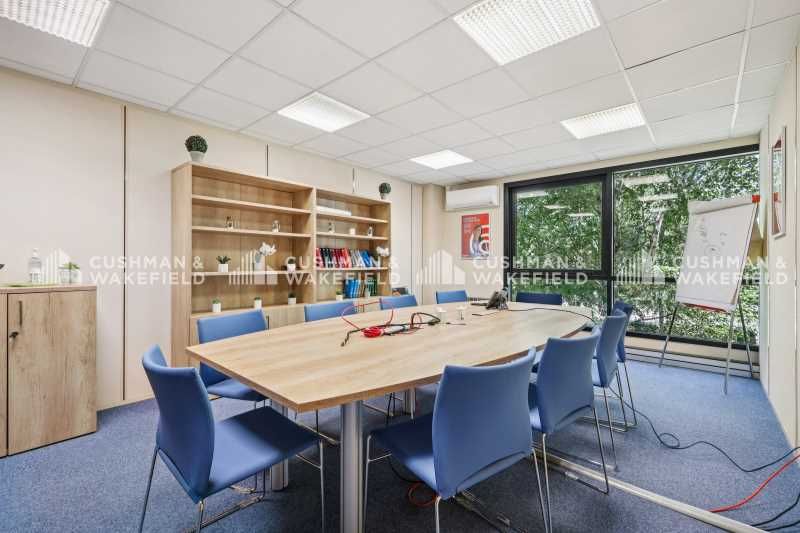 Idéalement situés rue du Bois Chaland à Lisses, a