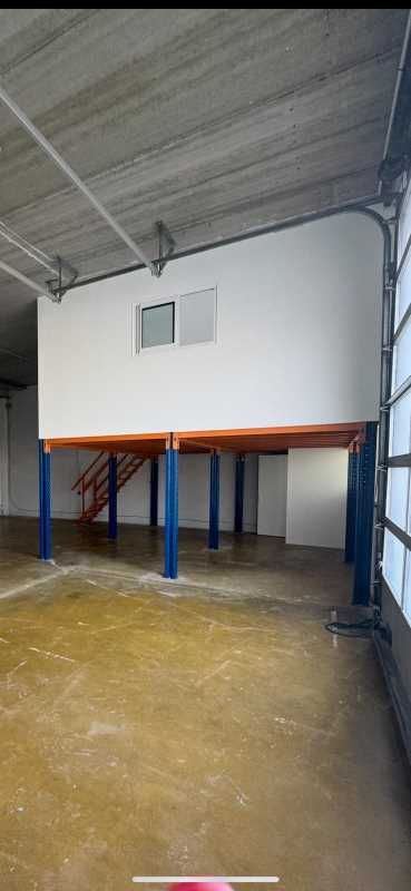 Proche des axes A10, N118 et N104, découvrez ce l