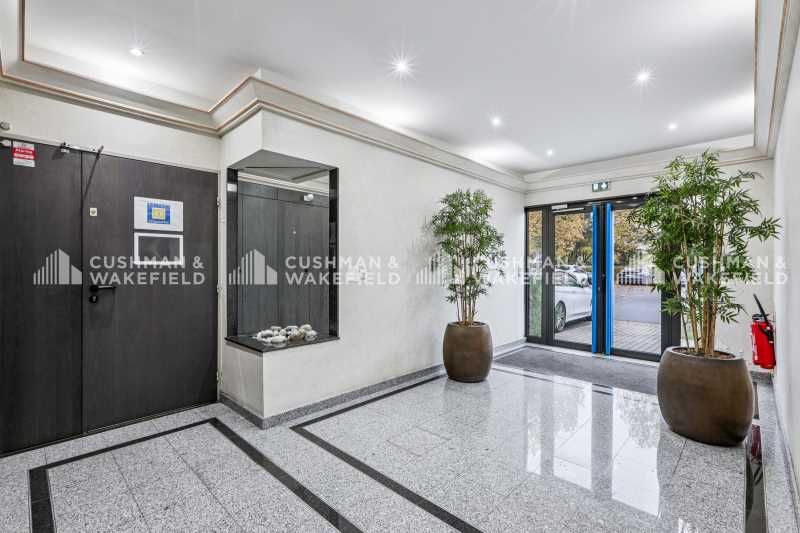 Au sein d'un immeuble récent en R+1, découvrez un