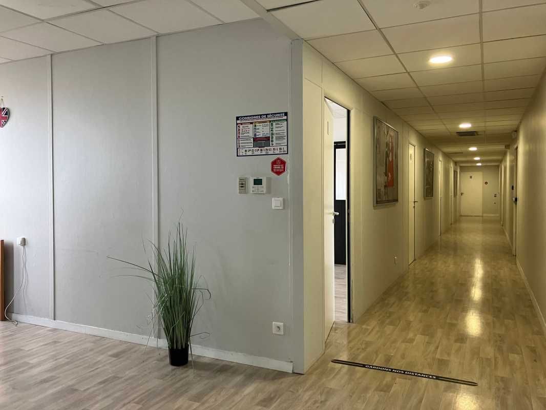 À louer - Bureaux rénovés de 303 m² en pied de ga