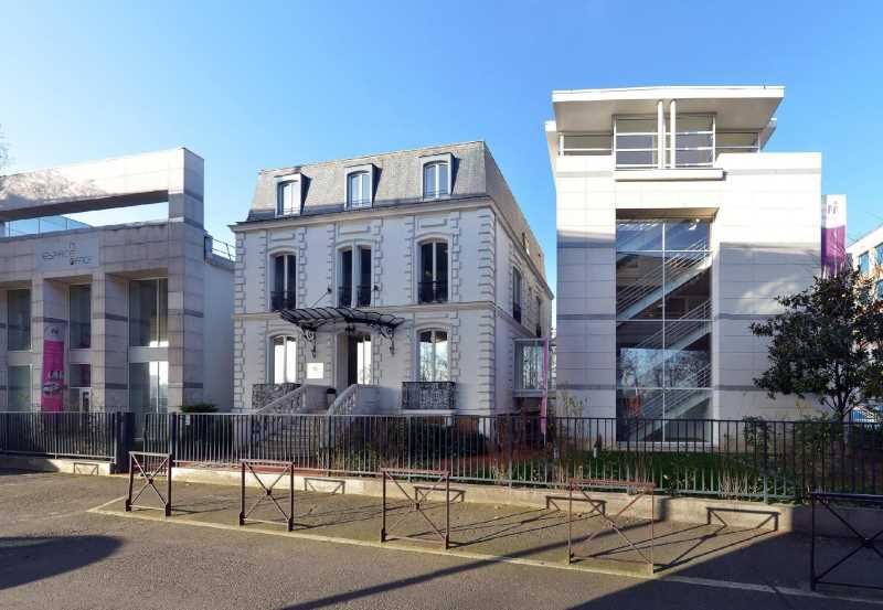 Situé face à la Seine et à proximité immédiate du