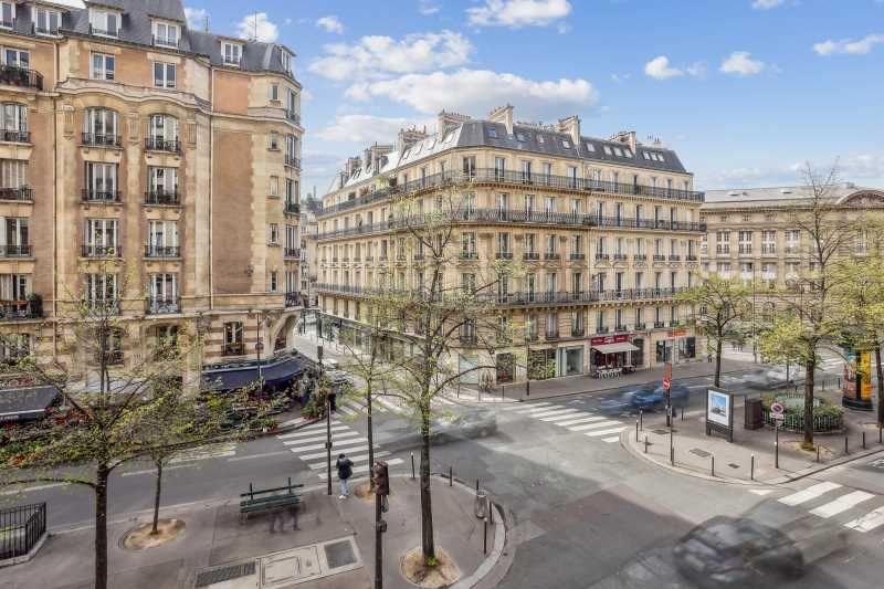 Au deuxième étage d'un immeuble d'angle de bon st