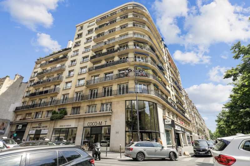 Au deuxième étage d'un immeuble d'angle de bon st