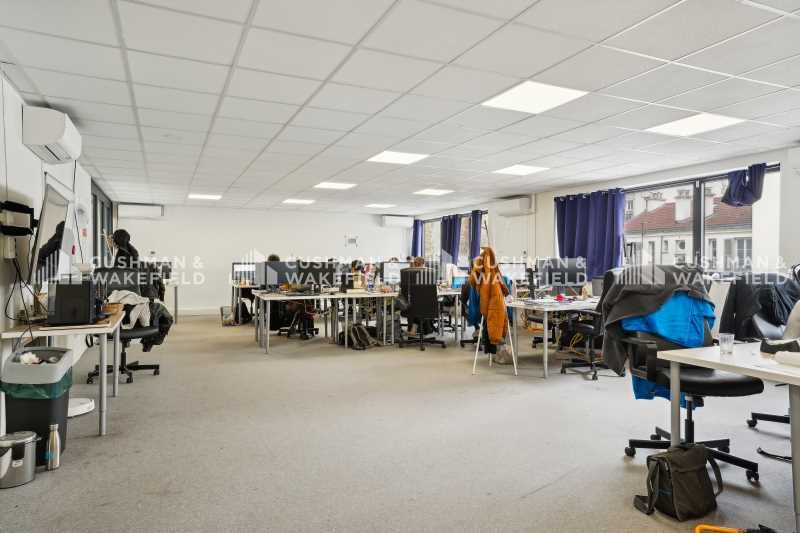 Bureaux au pied du métro Louise Michel à louer - 