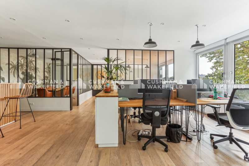 Cushman&Wakefield vous propose une surface de 100