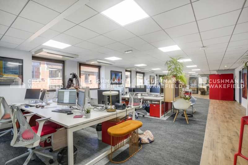 À louer - Surface de 360 m² - Bureaux aménagés pl