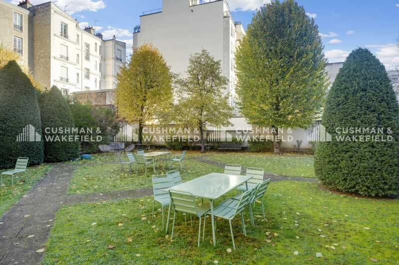 À louer - Surface de 360 m² - Bureaux aménagés pl