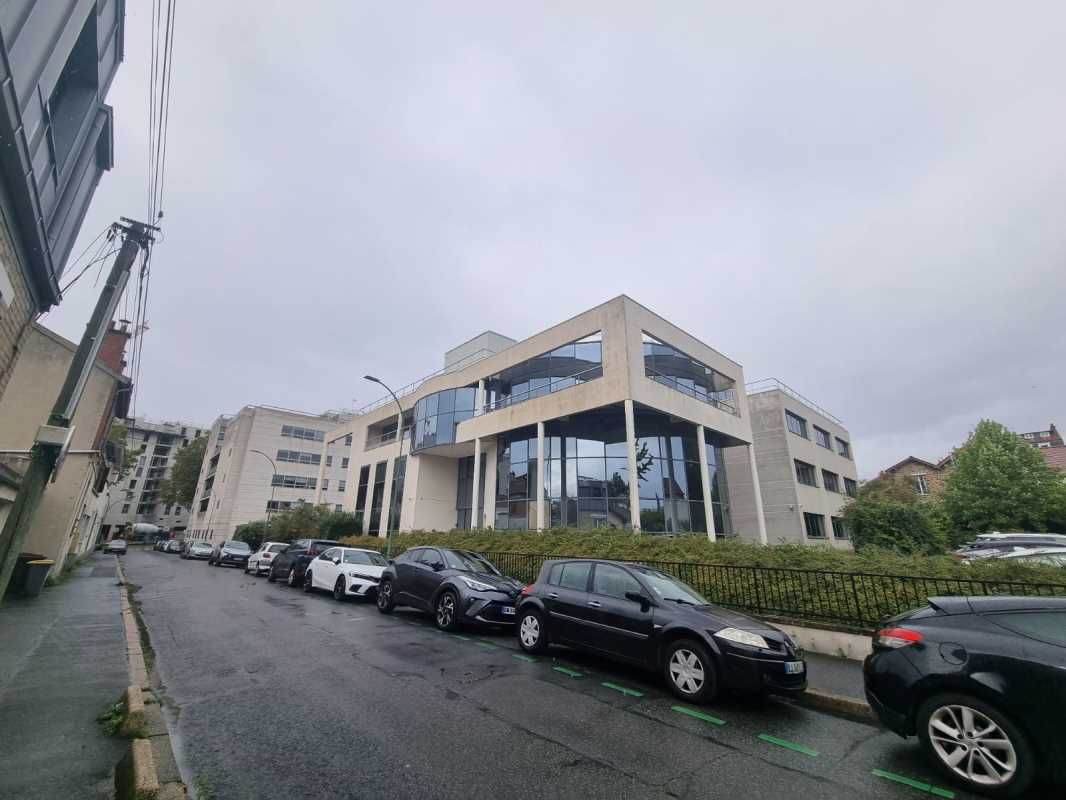 Un immeuble de bureaux indépendant situé à Arcuei