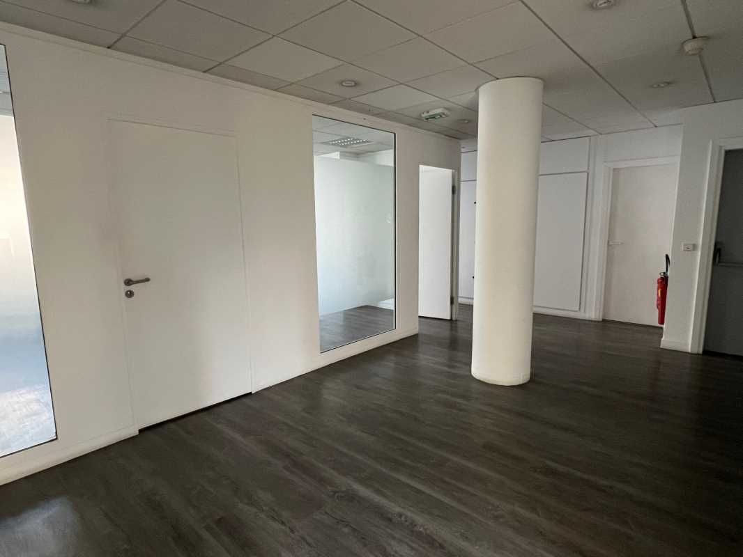Bureaux de 229 m² non divisibles à Louer à LEVALL