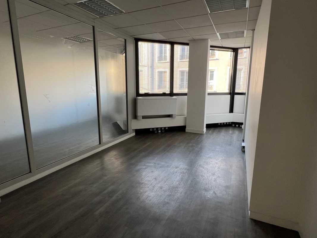 Bureaux de 229 m² non divisibles à Louer à LEVALL