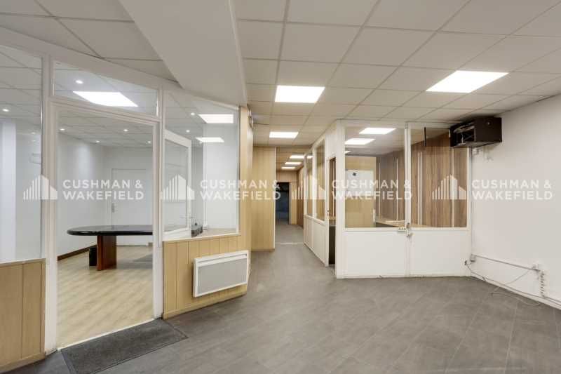 Bureaux de 390 m² non divisibles à Louer à COURBE