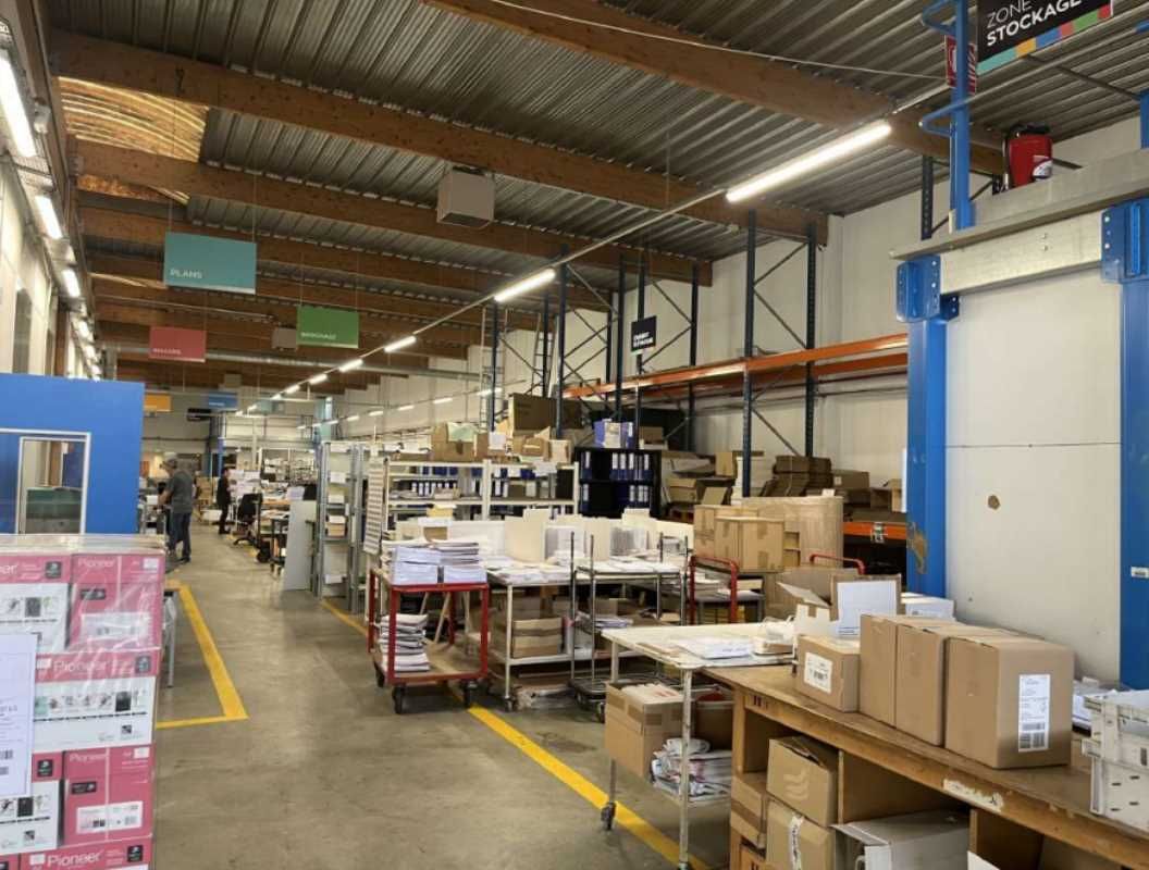 Découvrez ces locaux d'activité d'environ 1000 m²