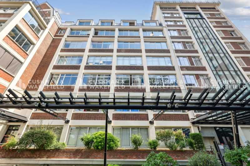 Situé entre Paris et Levallois-Perret, à deux pas