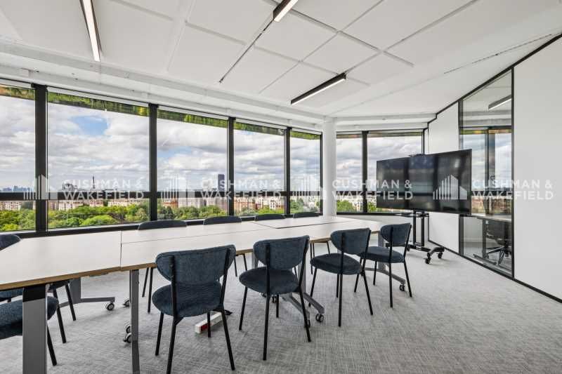 Bureaux de 371 m² non divisibles à Louer à MONTRO