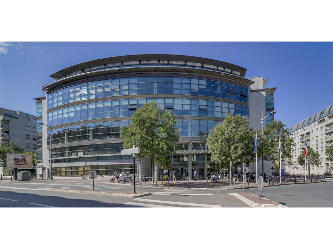 Implanté à la frontière d'Issy-les-Moulineaux, ce