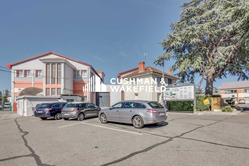 DECINES  - Proche Carré de Soie au sein d'un parc