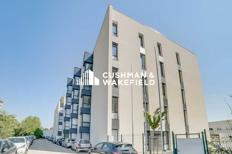 Idéalement situé en façade de la ligne de tramway