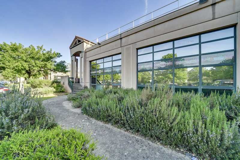 Découvrez ce local d'activités à la location, sit