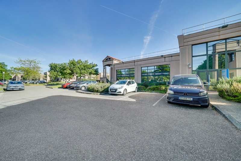 Découvrez ce local d'activités à la location, sit