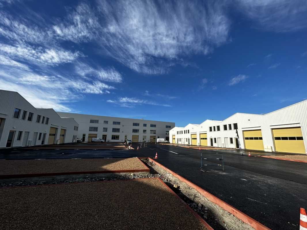 Découvrez ce local d'activités à la location situ