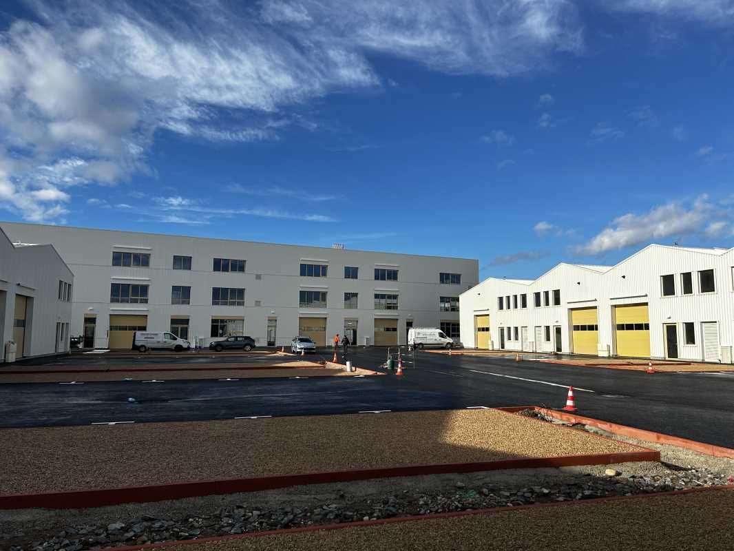 Découvrez ce local d'activités à la location situ