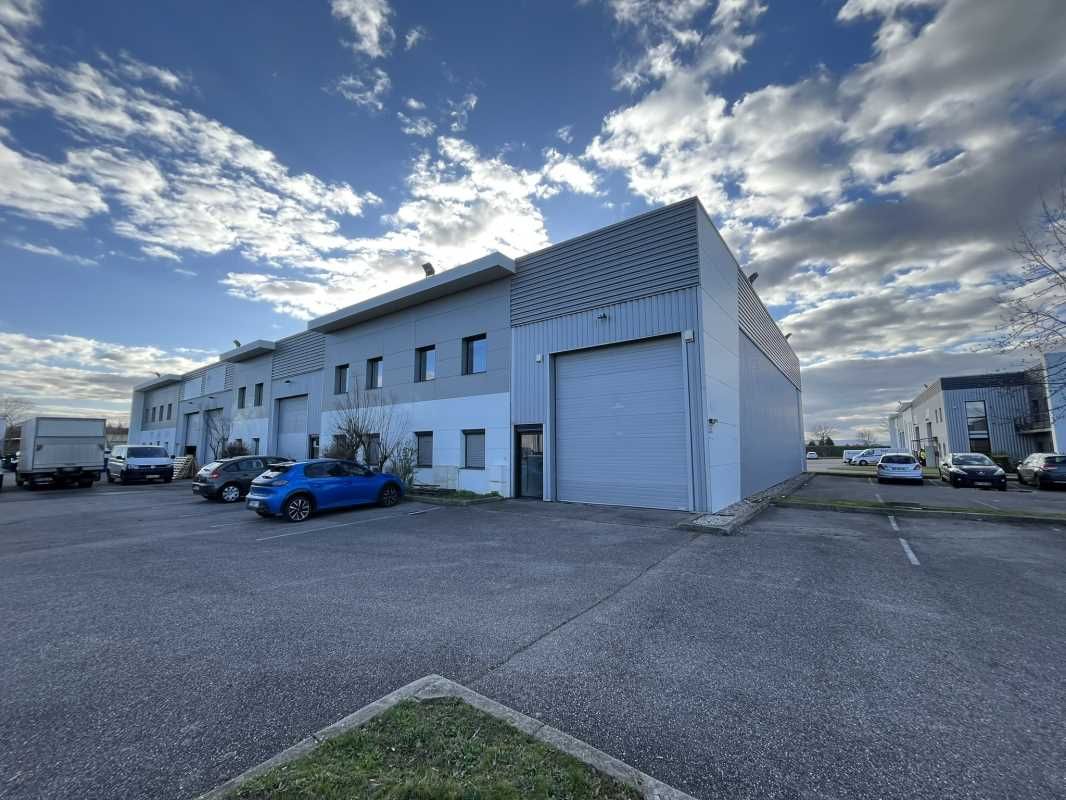 Découvrez ce local d'activités à la location situ