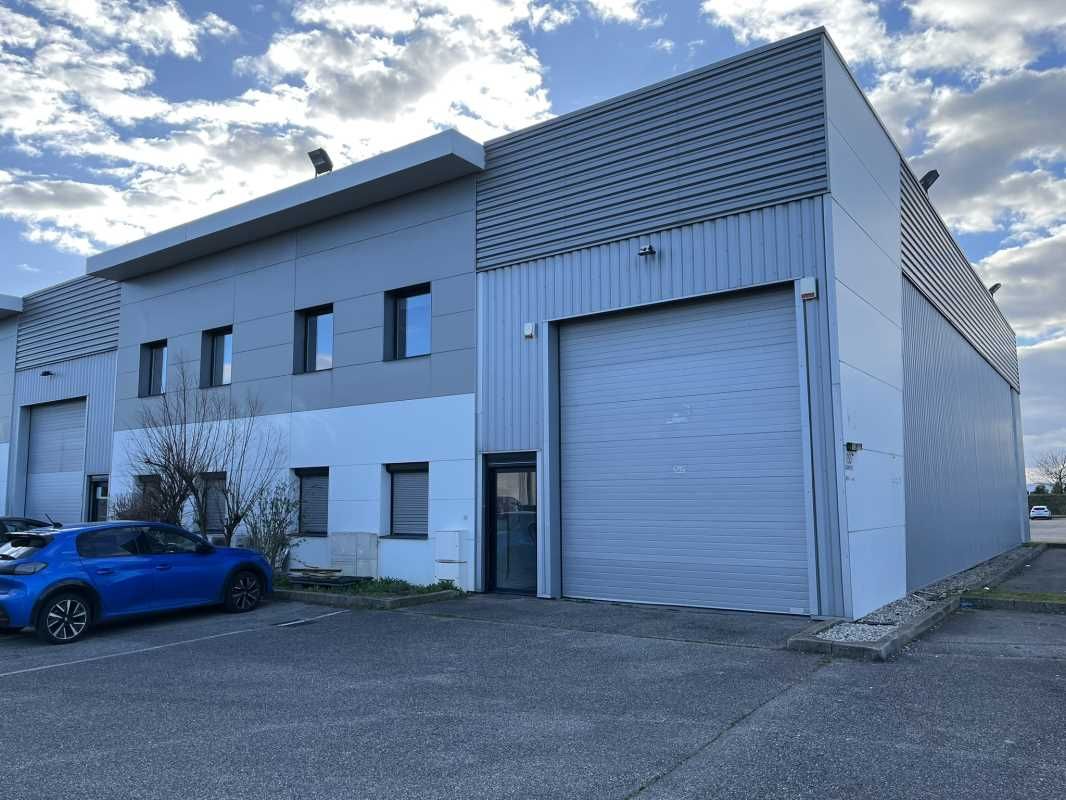 Découvrez ce local d'activités à la location situ