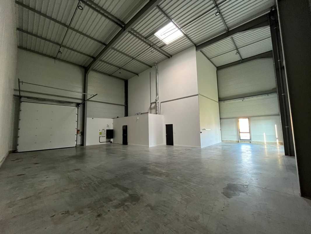 Découvrez ce local d'activités à la location situ