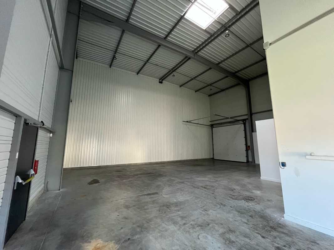 Découvrez ce local d'activités à la location situ