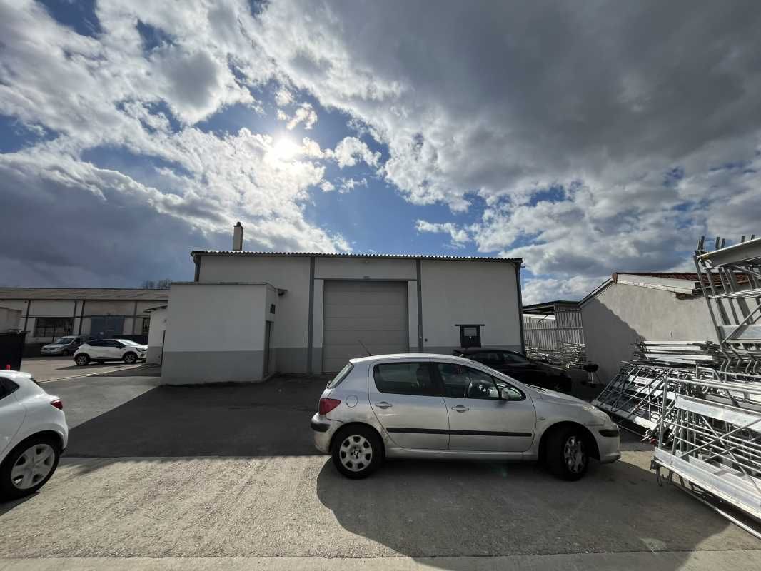 Découvrez ce local d'activités à la location, idé