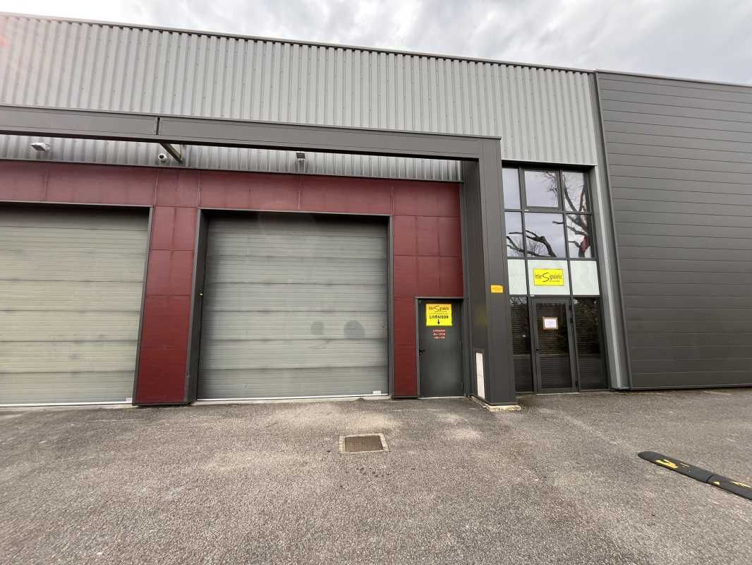 Découvrez ce bâtiment à louer idéalement situé à