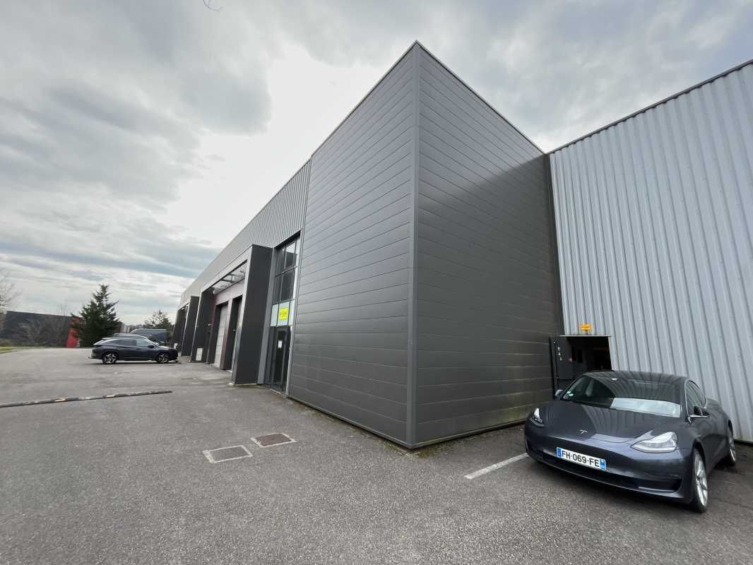 Découvrez ce bâtiment à louer idéalement situé à