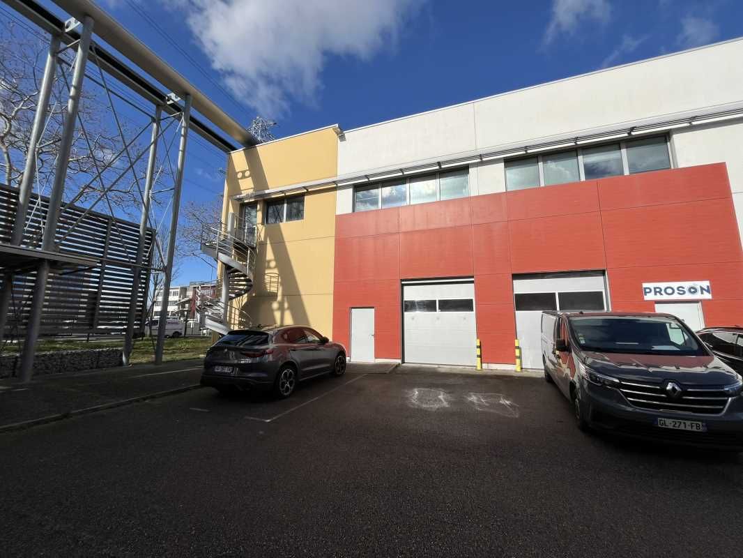 Découvrez ce local d'activités à la location situ