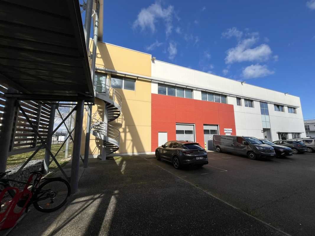 Découvrez ce local d'activités à la location situ