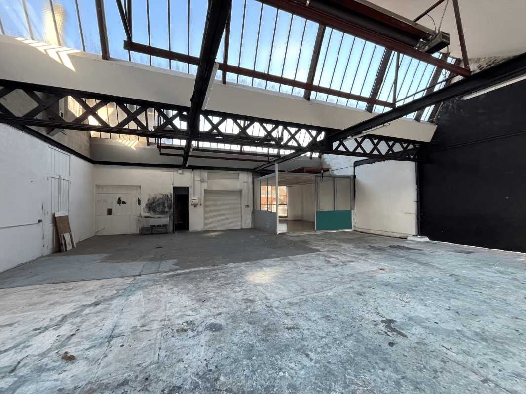 Découvrez ce local d'activités à la location situ