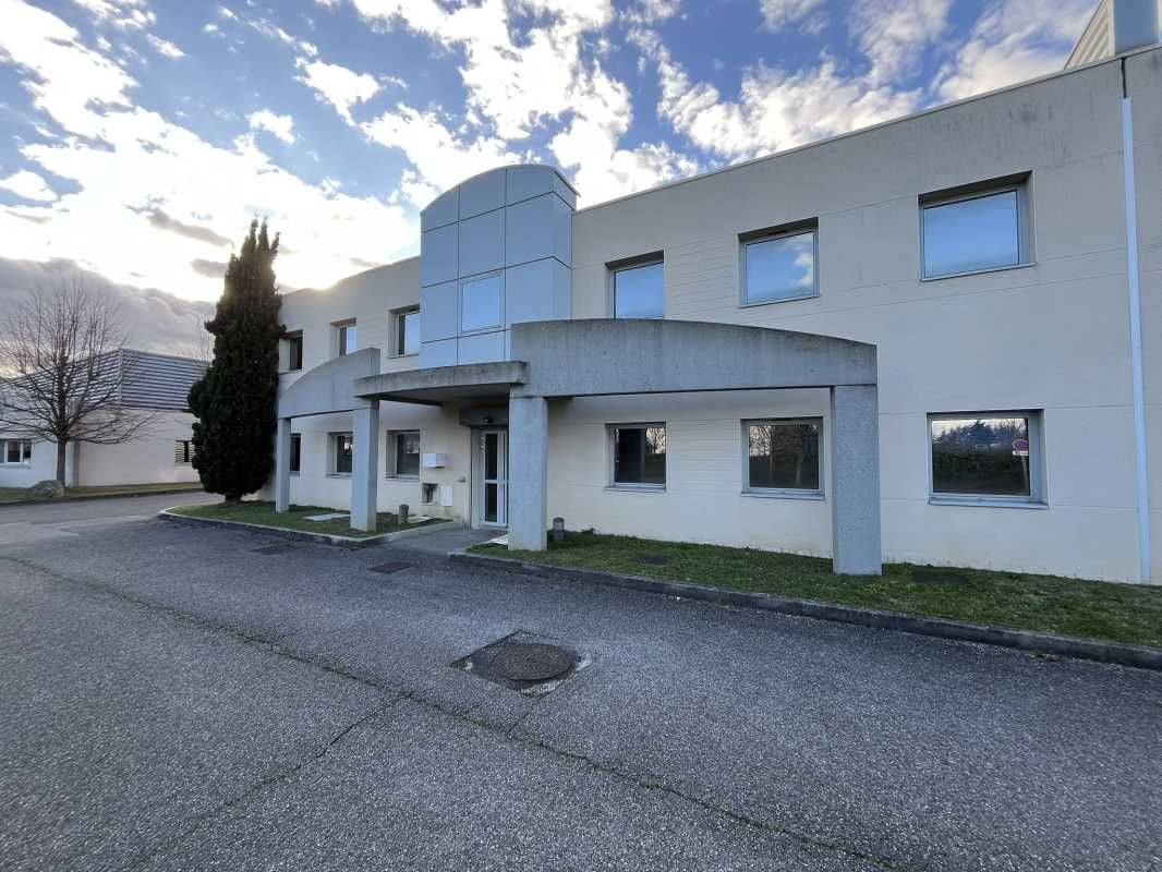 Découvrez ce bâtiment à louer idéalement situé à 