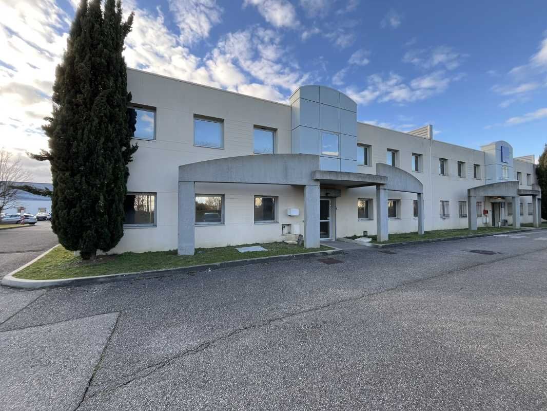 Découvrez ce bâtiment à louer idéalement situé à 