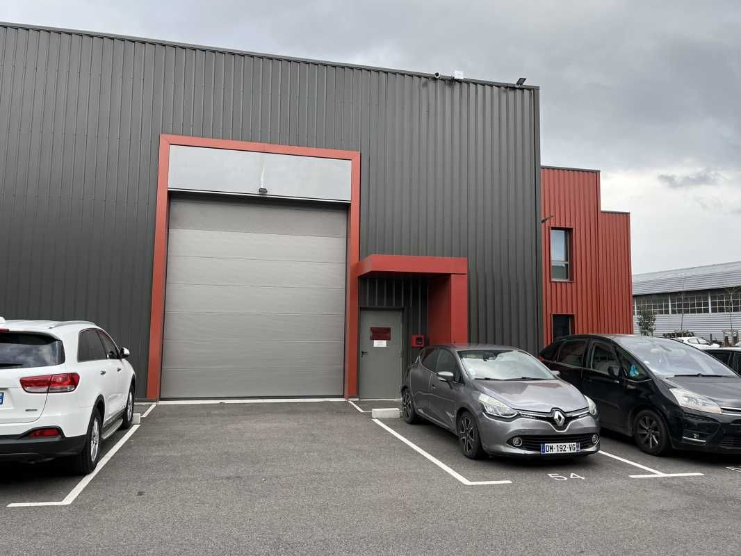 Bâtiment à louer à Chassieu, idéal pour vos activ