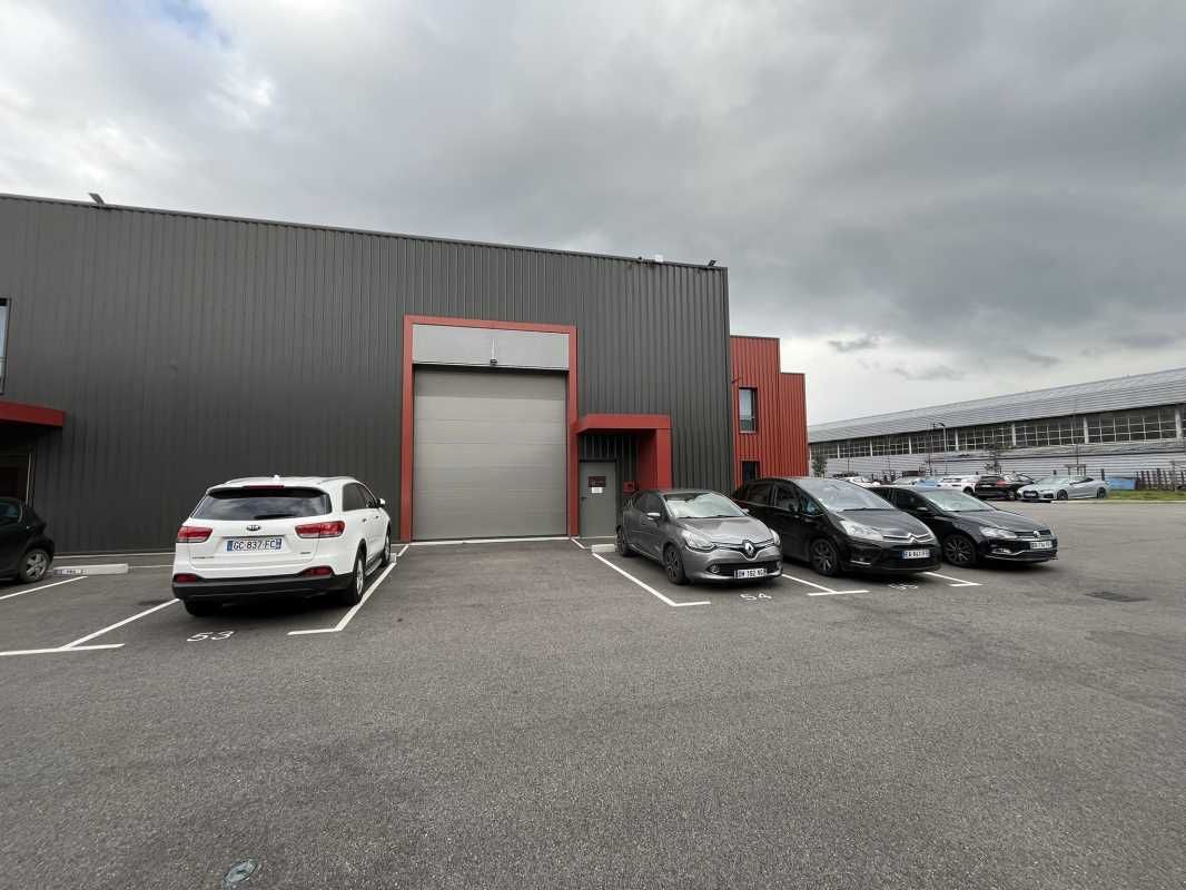 Bâtiment à louer à Chassieu, idéal pour vos activ