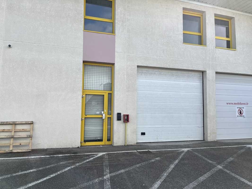 Découvrez ce local d'activités à la location situ