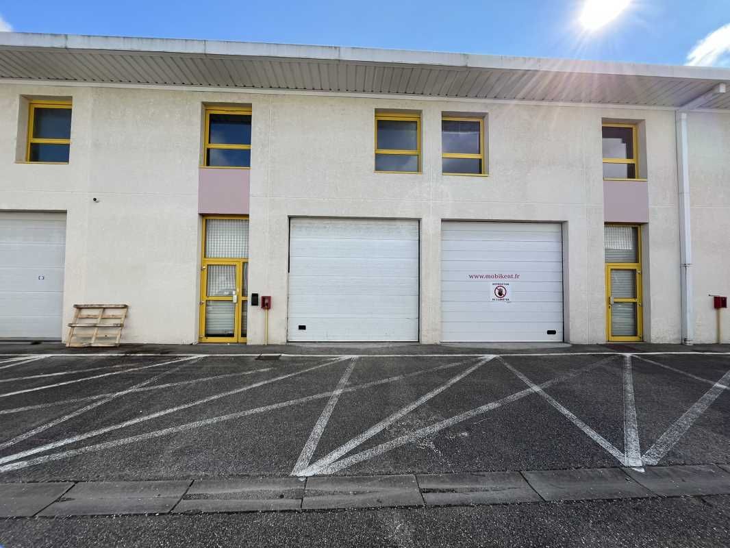 Découvrez ce local d'activités à la location situ