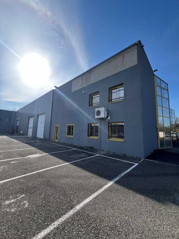 Nous vous proposons un local d'activités de 694 m