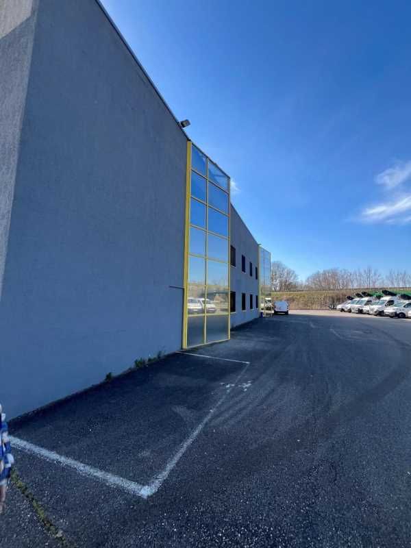 Nous vous proposons un local d'activités de 694 m