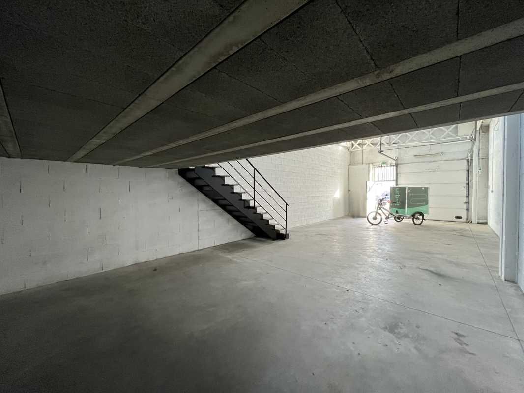 Découvrez ce local d'activités à la location situ