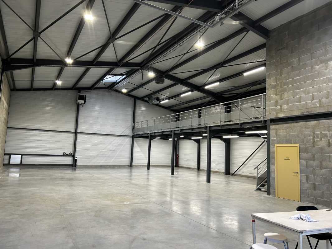 Découvrez ce bâtiment à louer idéalement situé à 