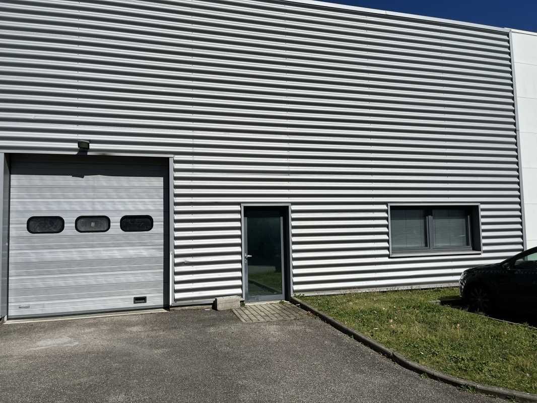 Bâtiment à louer à Décines-Charpieu, idéalement s
