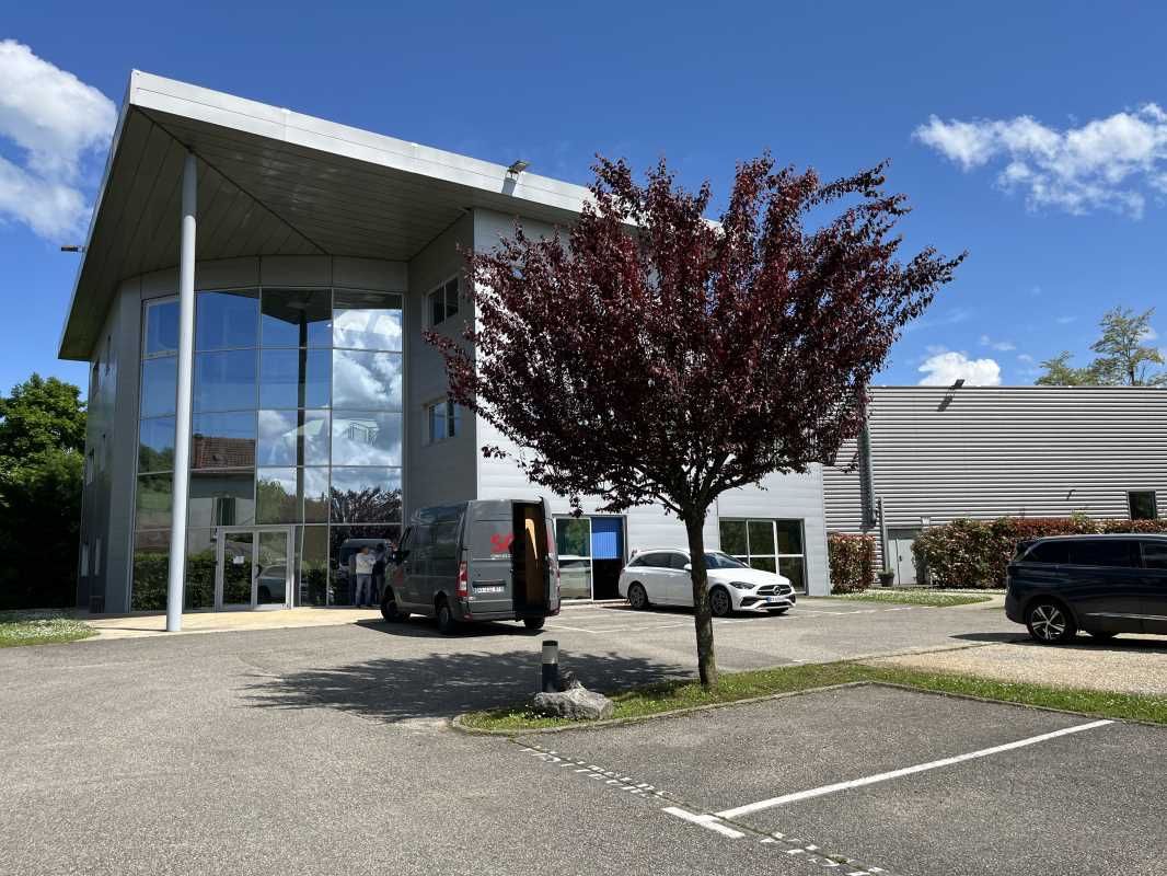 CUSHMN & WAKEFIELD  vous propose à la vente un bâ