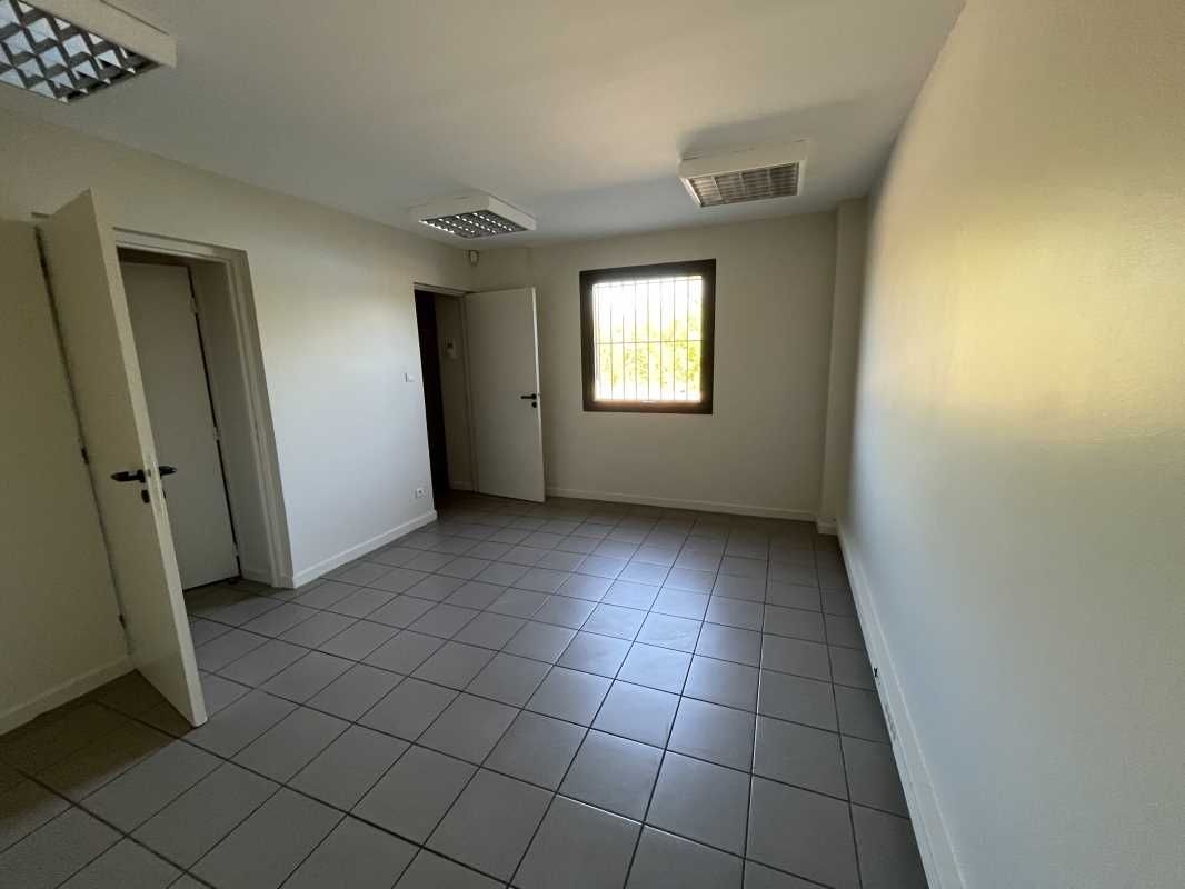 Situé dans la commune dynamique de Saint-Priest, 